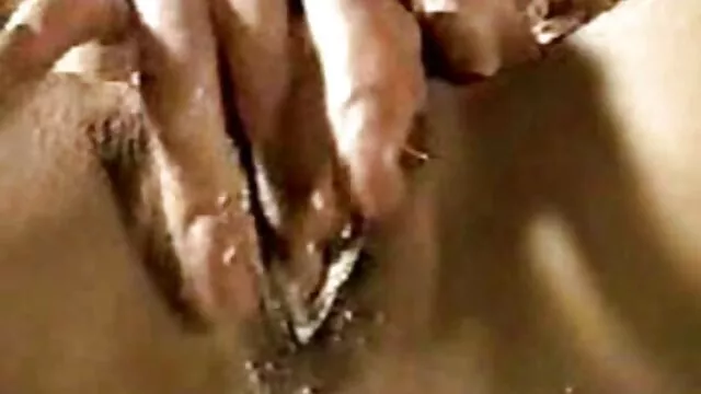 L'uomo porta la ninfa nera a Squirting con un filme porno mature online gigantesco fucile
