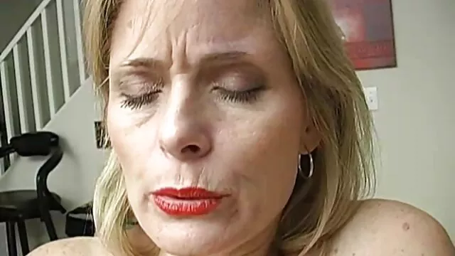 Eutanasia rossa Russa o blonda suge pula Mamma e leccare la figa