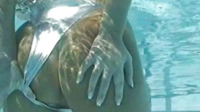 Bionda tira la figa sul dildo e scuote o blonda suge pula i seni penzolanti