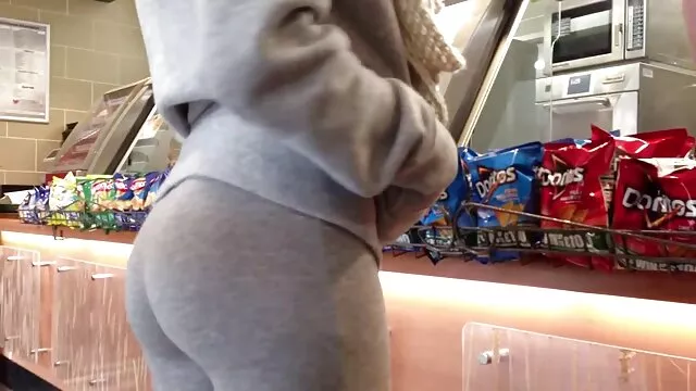 Badoink VR tatuato slut film erotici gratis online in auto Katrina Jade ottiene una dura scopata in garage