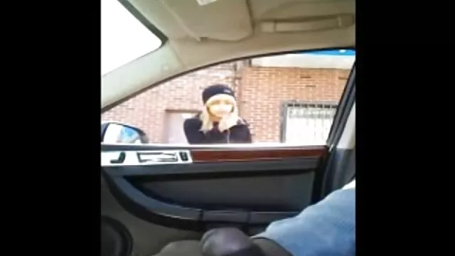 Pulcino afferra le natiche per il corrimano o blonda suge pula in metropolitana