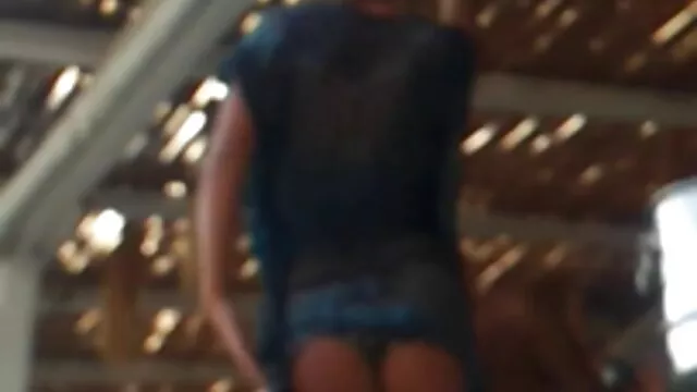 Bbw si sedette sul cazzo del ragazzo e ha ordinato di filme online gratis cu futai succhiare i suoi capezzoli
