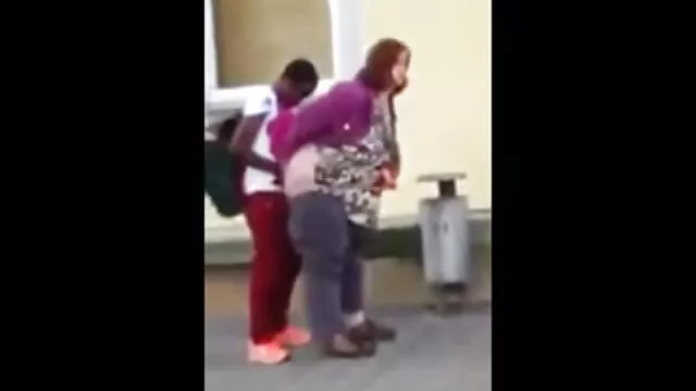Nero massaggiatrice in olio filme erotice fara intrerupere rilassato client di sesso sotto la doccia