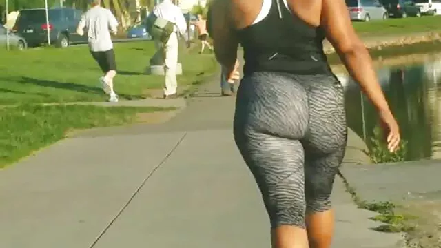 Ragazza in gonna senza mutandine villaggio pipì vicino all'albero nel filme xxxl online gratis parco