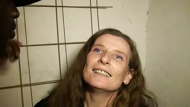 ragazza umilia la sua amica e filme eros online si rade la bocca