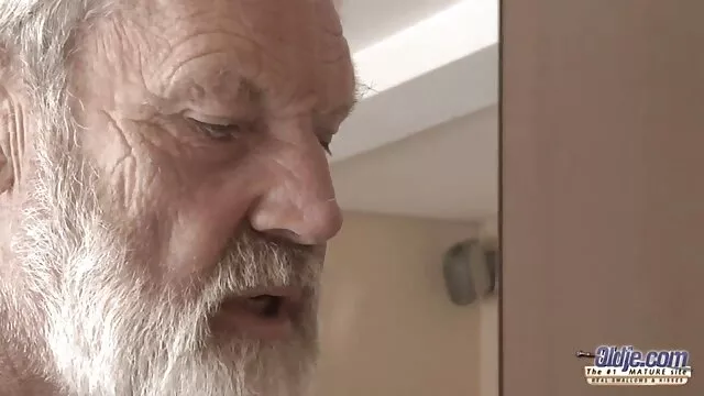 Nonno filme porno noi gratis online accarezza il clitoride della nonna e la eccita prima del sesso
