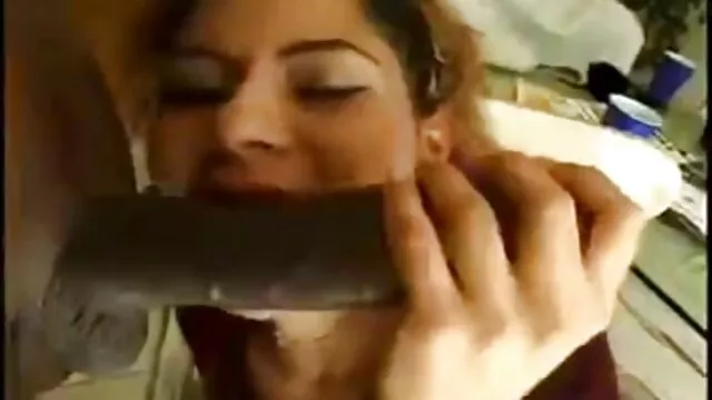 Nero assistente sexi brunete in calze Squirting sulla sua scrivania