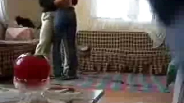 Fratello spiare sorella e le sue amiche attraverso filme erotice fara intrerupere spycam