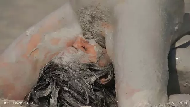 Pulcino cavalca un cazzo e infila le dita nel culo filme porno online anal come un secondo cazzo