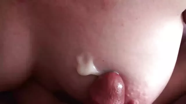 Busty Babe Con Ingoio di cazzo ottiene sperma in filme porno online anal piedi!