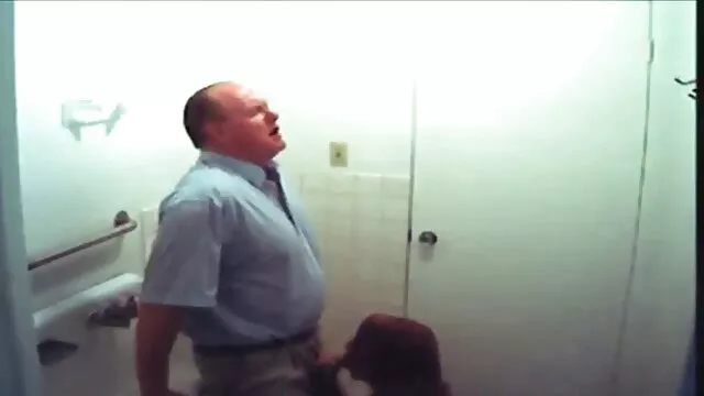 Italiana ingoia il cazzo di un ricco vecchio e dà nel culo filme porno xxx online gratis