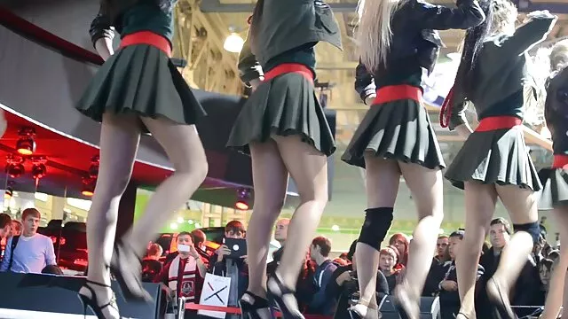 extra-petite ragazza con i capelli corti sculacciato a casa tata asi fute fica dal suo fidanzato