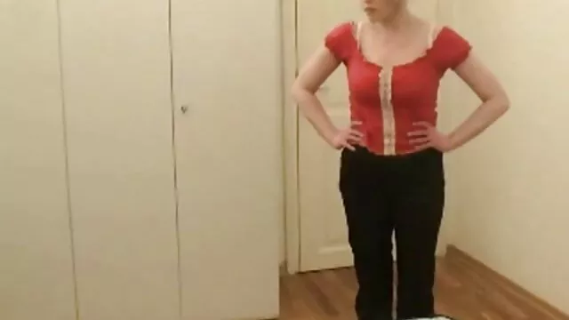 Tizio scopa due giovani video porno gratis online ragazze e dopo il sesso Pissing loro sul viso