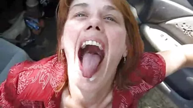 L'uomo legato rossa ragazza figlia e guardò come cercando filme moca gratis di liberarsi